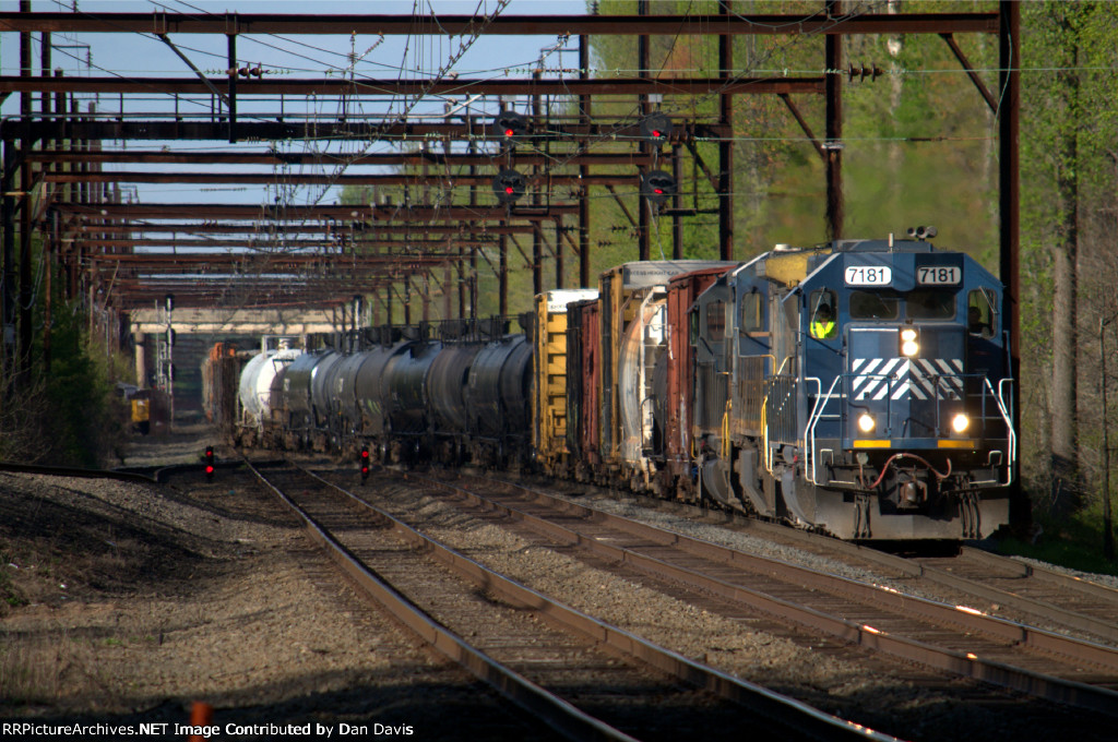 HLCX SD40-2 7181 leads Q301-06